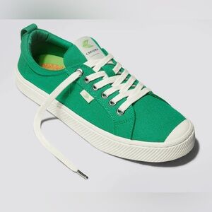 Cariuma Vibrant Green Sneakers with White Accents, Sz 8